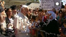 بابا الفاتيكان يدعو العالم الى التعامل مع اللاجئين والمهاجرين بطريقة كريمة وإنسانية
