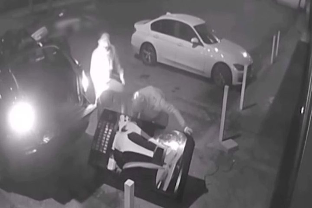 Detenidos por robo de máquinas de tabaco y coches de lujo