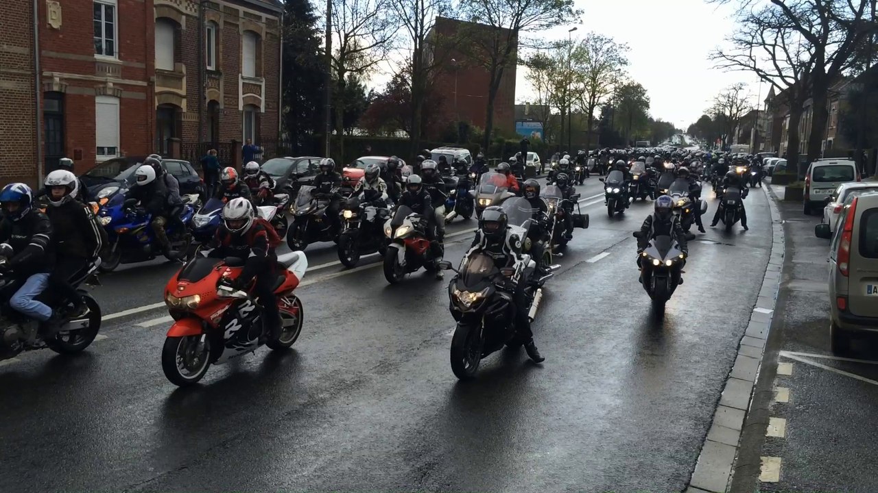 Amiens: le défilé des motards en colère