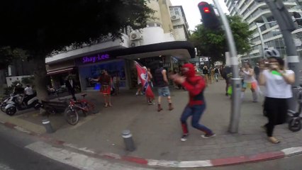 Aladdin se balade sur son tapis volant à Tel Aviv