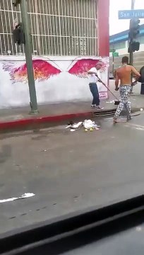 Il mange un méchant coup de pied bien mérité pour avoir trollé la mauvaise personne