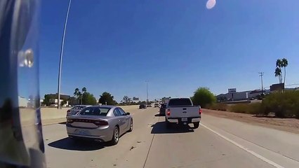 Un cycliste complètement fou prend une autoroute en sens inverse