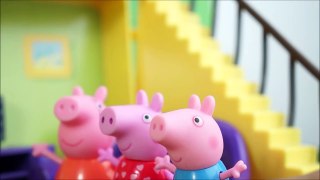 Pig George e Papai da Peppa Pig Derrubam a Mamãe com a Bola