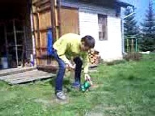 Видео Прикол Пивная банка тяжелая кувалда Ума нет Сила есть яючбсьмти