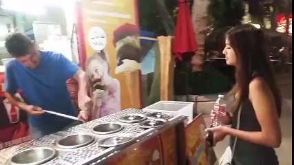 Güzel turisti görünce coşan dondurmacı