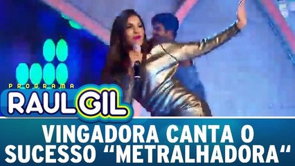 Vingadora canta o sucesso `Metralhadora`