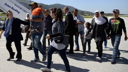 Télécharger la video: Pope Francis leaves Greece with 12 Syrian refugees