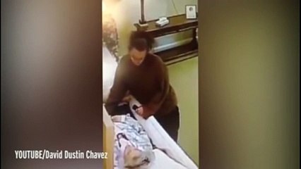 elle vole la bague d’une femme morte