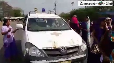 asha women workers sells condom on road in mp