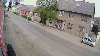 Il se fait percuter par une voiture Kangoo