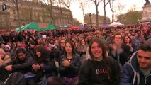 Nuit Debout : Yanis Varoufakis applaudi place de la République