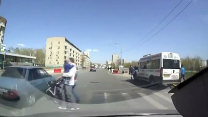 ce père de famille va régler ses comptes avec le conducteur qui a presque percuté la poussette de son enfant