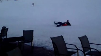 Ce mec en luge n'arrive pas à s'arrêter et fini dans une terasse !