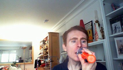 Wiwi égratigne "el soldado de levita" de Gloria Lasso