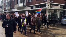 Honderden wandelaars lopen uit protest tegen mishandeling lesbisch stel - RTV Noord