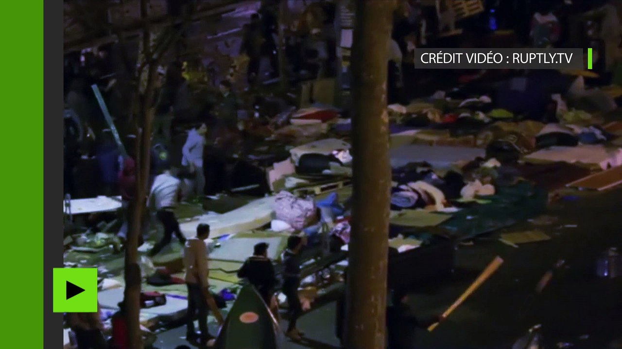 De violents affrontements éclatent entre migrants sous le pont du métro aérien de Stalingrad