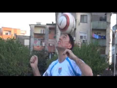 Shkodër, kosovari thyen rekord, mban topin me kokë për 50 minuta- Ora News- Lajmi i fundit-