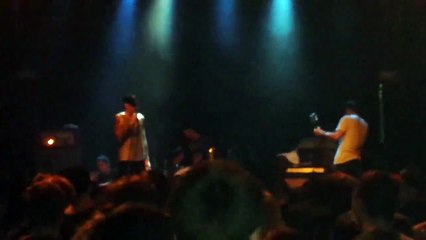 Le chanteur d'un groupe éjecte une fan qui se prend en selfie