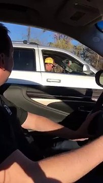 Le pilote de NASCAR Kyle Busch fait coucou à une fan
