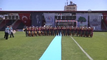 Yeşil Sahada Barış İçin Kardeşlik" Turnuvası-Gençlik ve Spor Bakanı Kılıç, Forma Giydi