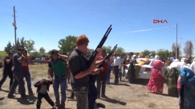 Şanlıurfa Suruç?taki Aşiret Düğününde Silahlar Susmadı