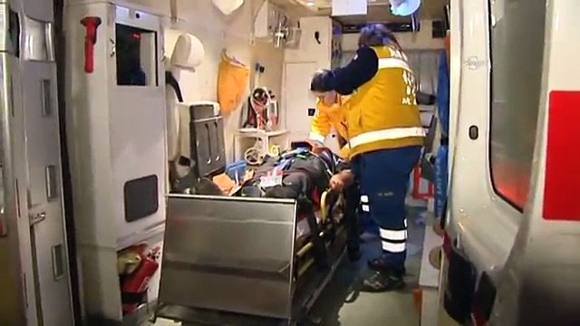 Yön tabelasına çarpan TIR devrildi