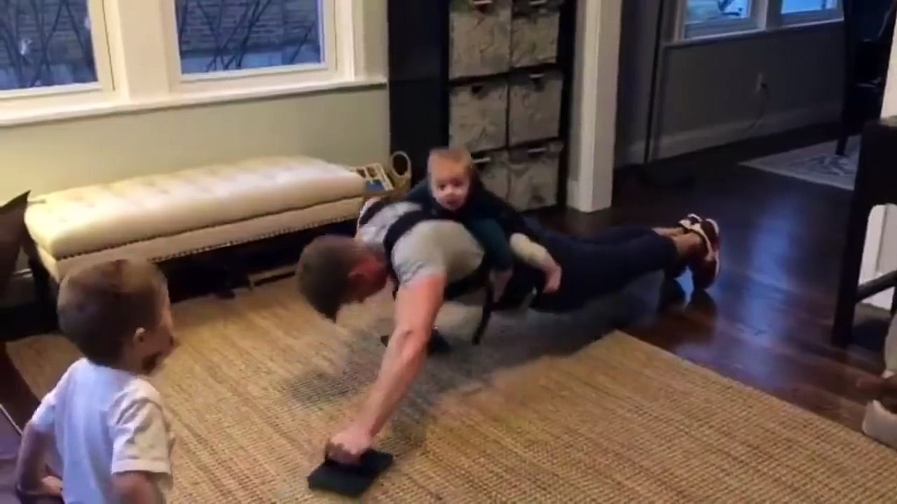 Séance de muscu en utilisant ses gosses!