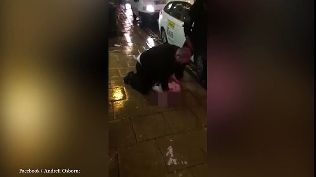 Un videur frappe un gars en sang au sol devant une boite de nuit