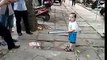 Un petit garçon défend sa grand-mère avec une barre de fer