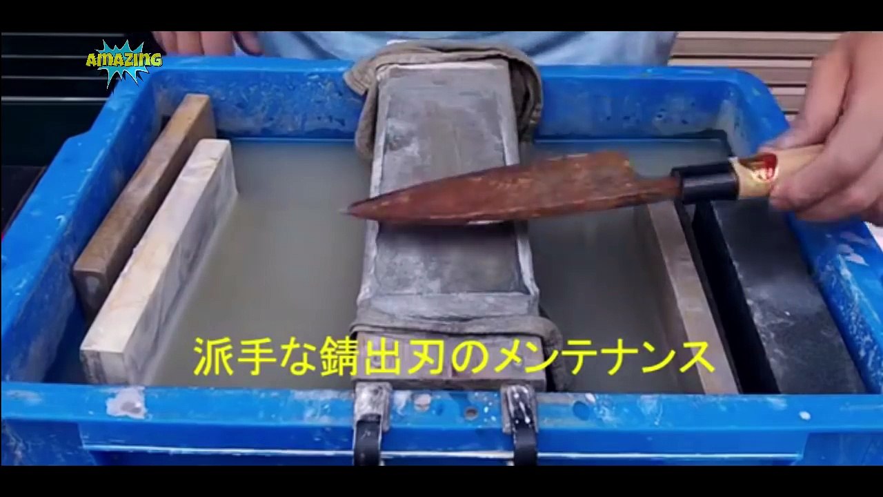 Un maître Japonais transorme un couteau rouillé en neuf !