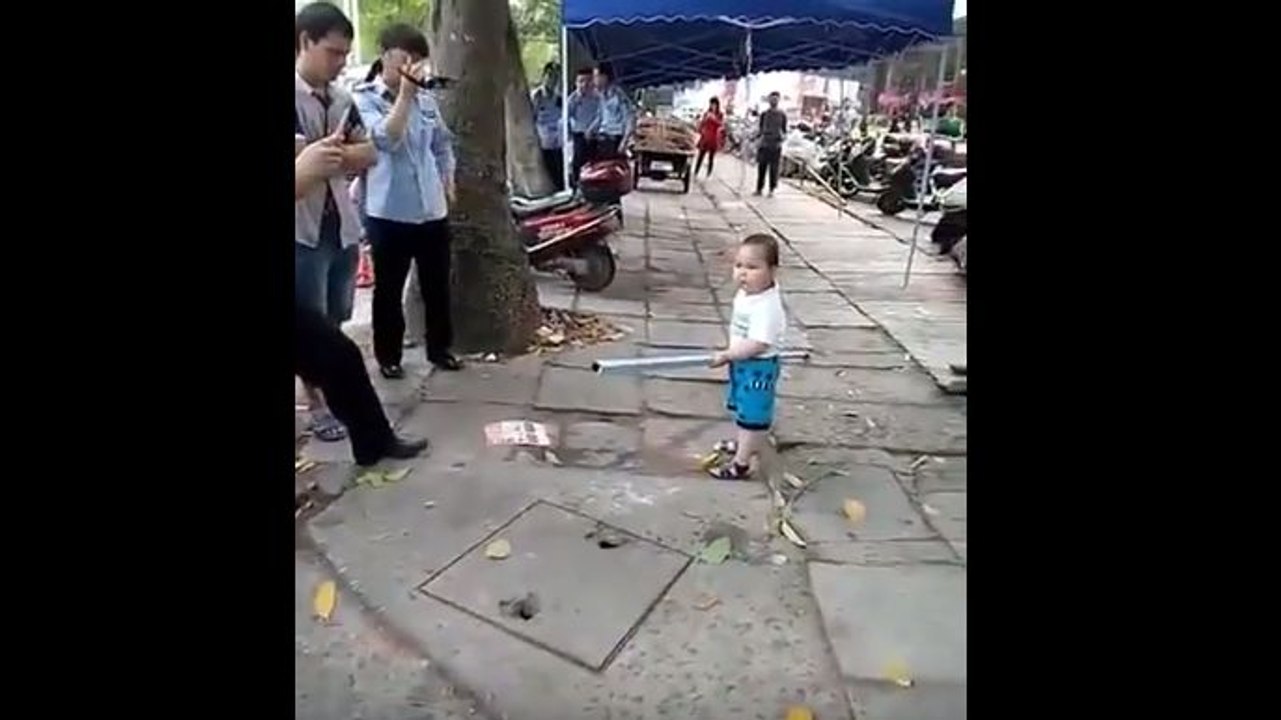 Un petit garçon défend sa grand-mère avec un tube en acier en Chine