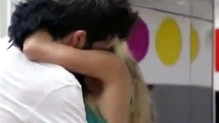 BBB 11 Adriana e Rodrigão se beijam na sala