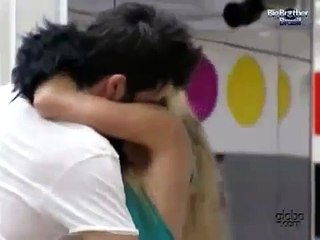 BBB 11 Adriana e Rodrigão se beijam na sala