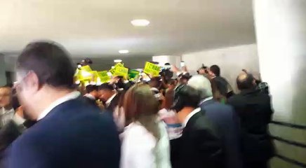 Antes da votação manifestantes tumultuam entrada do Congresso