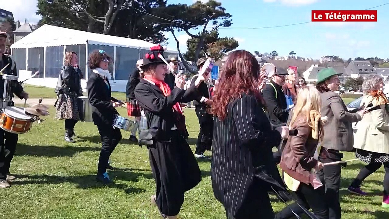 Perros-Guirec (22). Auteurs et festivaliers n'ont pas fait que buller