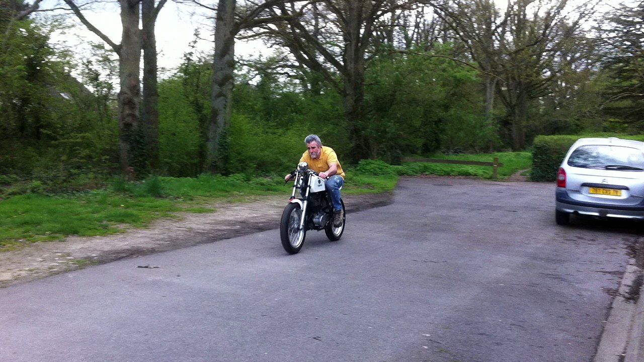 1er tour de roue du proto piste XT 500 test frein !!!