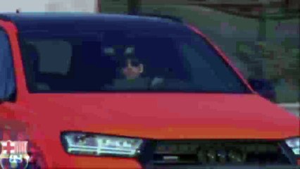 Feo gesto de Dani Alves a los aficionados del Barcelona • 2016