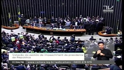 Cunha proíbe faixas e cartazes durante votação do impeachment