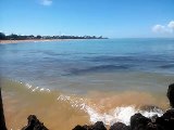Banhistas registram mancha de óleo na Praia de Carapebus, Serra