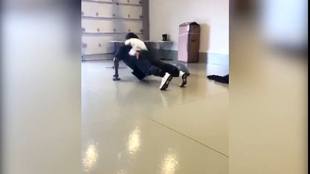 Kanye West fait ses pompes avec sa fille sur le dos.. Trop mignon !