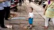 Ce gamin menace des policiers avec une barre de fer pour protéger une mamie