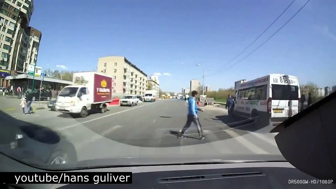 Father beats driver who almost hits his kid