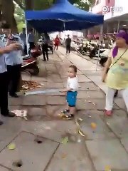 Un enfant prend une barre de fer pour défendre sa grand-mère