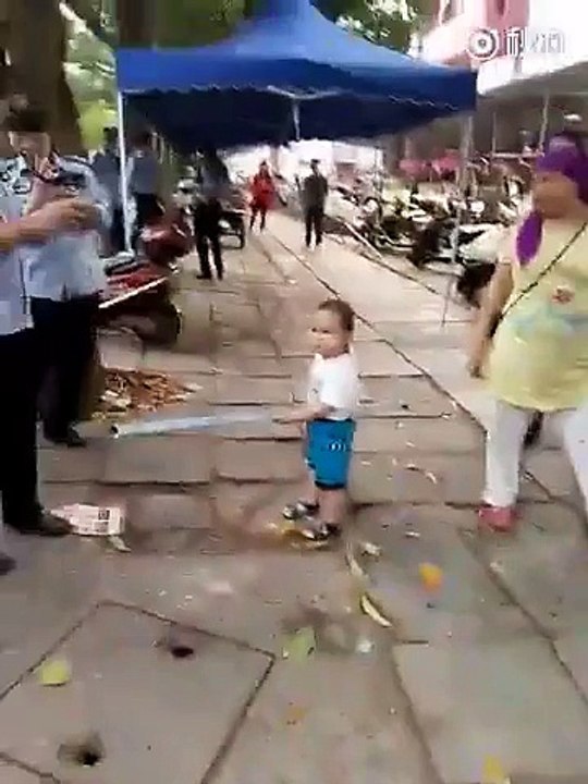 Un enfant prend une barre de fer pour défendre sa grand-mère