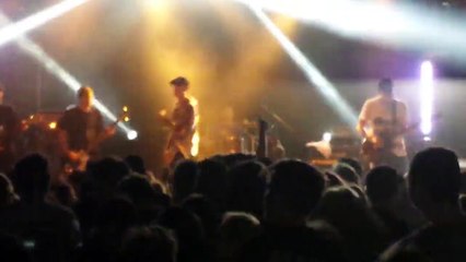 Une fan éjectée brutalement après avoir voulu prendre un selfie