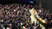 Jean Wyllys cospe em direção a Jair Bolsonaro no plenário da Câmara