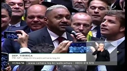 Deputados vão ao delírio com voto de Tiririca