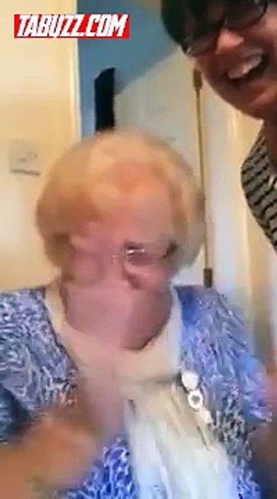 Une grand-mère a essayé de  Face Swap , regardez sa réaction