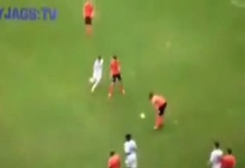 Ecosse: l'arbitre ne voulant pas arrêter l'action pour soigner un joueur, il a pris les choses en mains