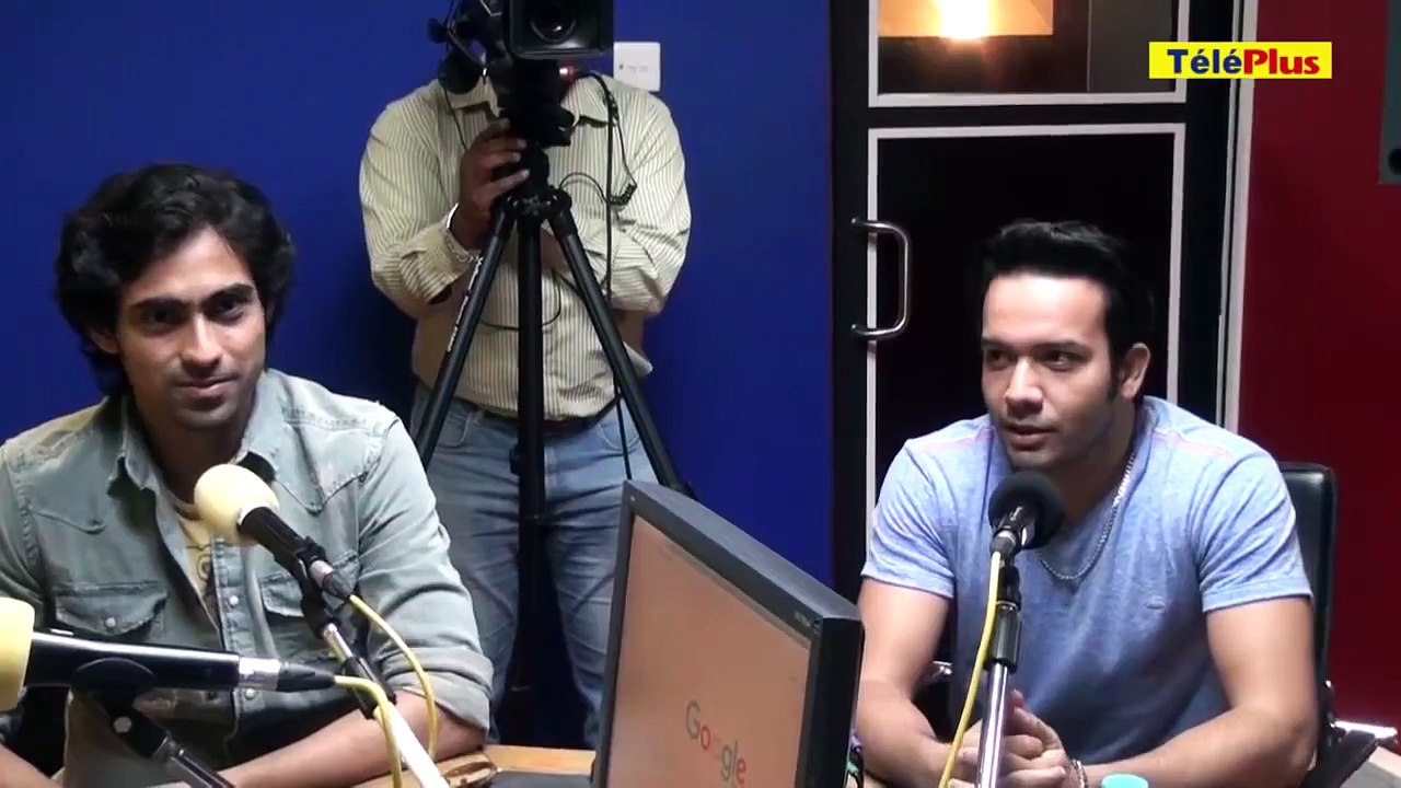 Sanam Puri dans le studio de Radio Plus